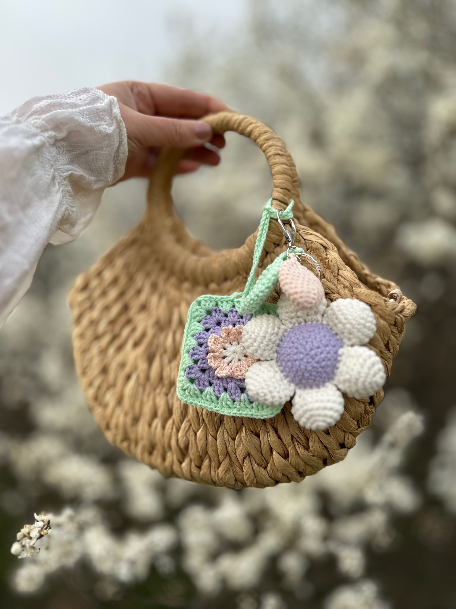 zawieszki do letniej torebki. kieszonka na drobiazgi i brelok w kształcie kwiatka.