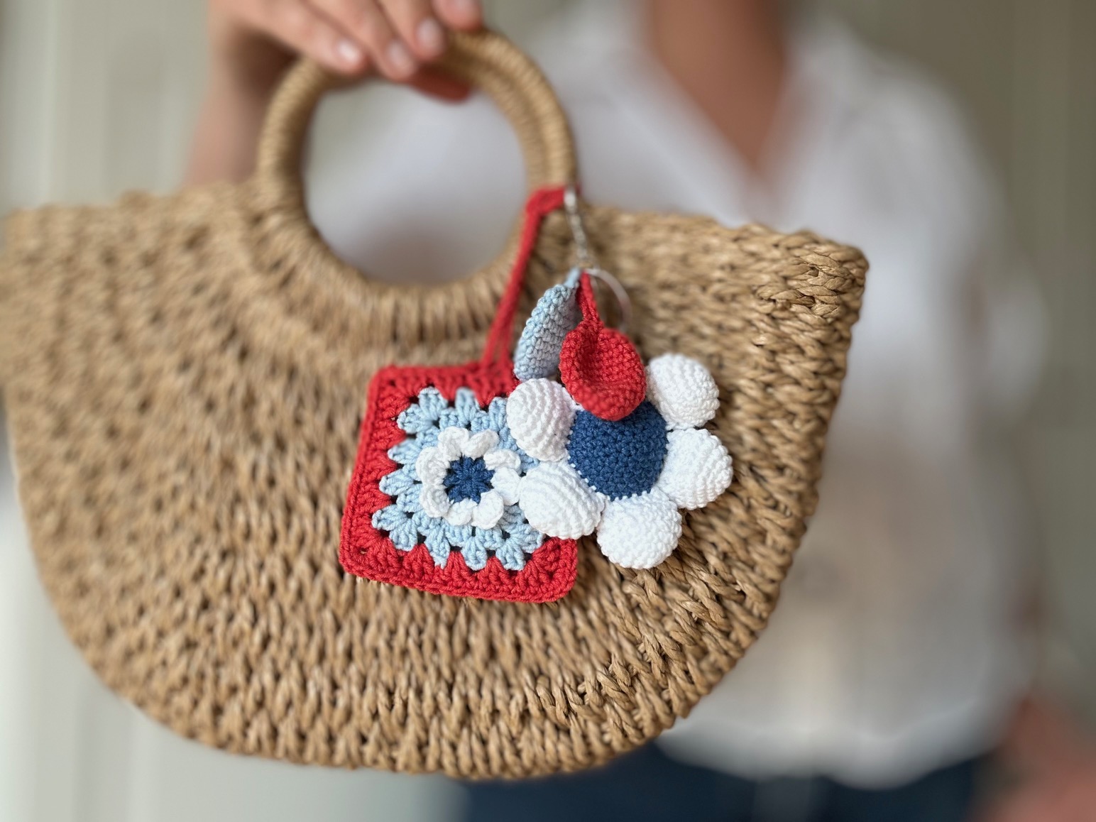 dwie zawieszki do torebki. Kieszonka na drobiazgi i brelok w kształcie kwiatka. kolory to: czerwony, niebieski, biały