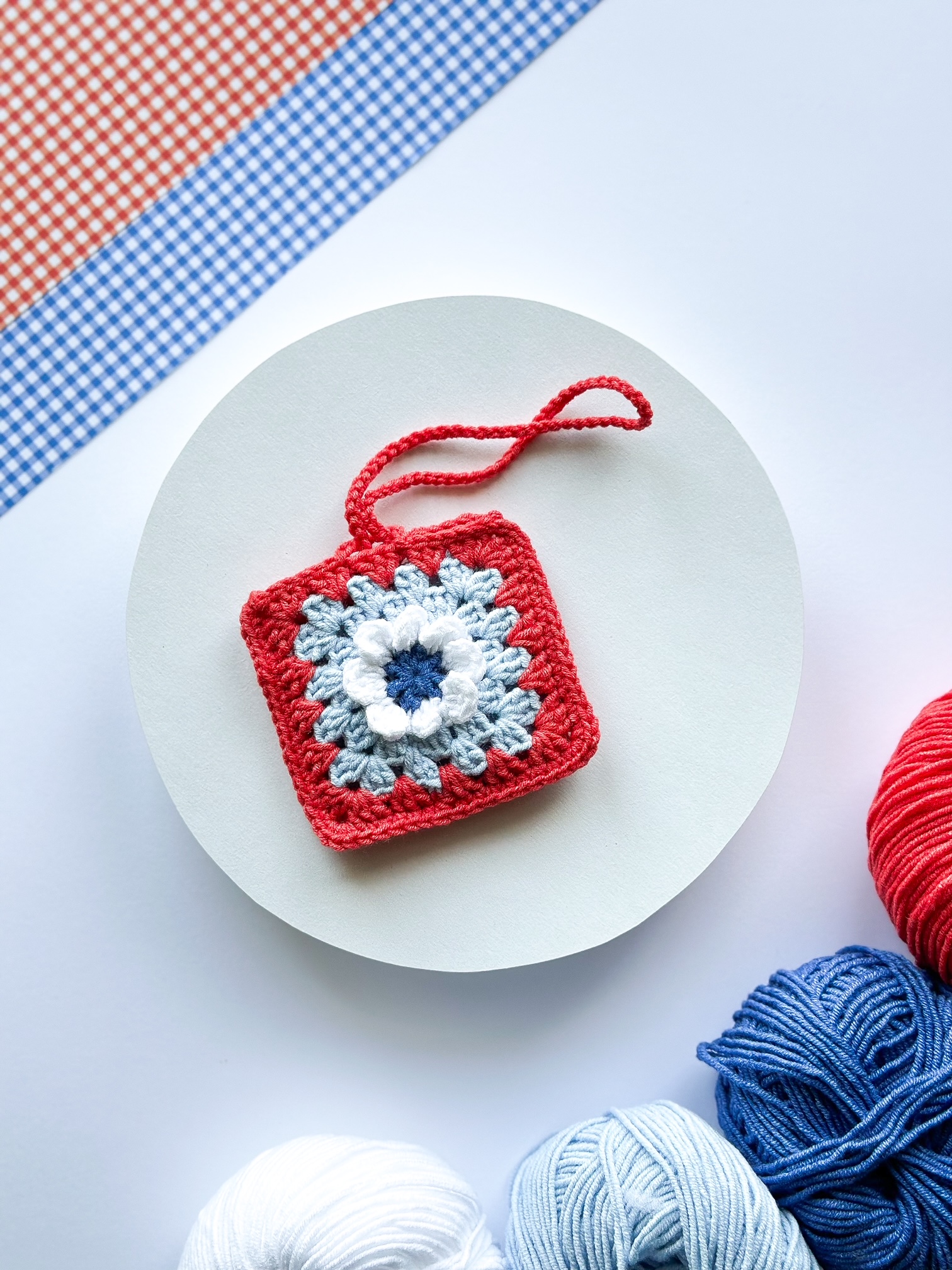 kieszonka na klucze w kolorach czerwieni, niebieskiego i białego.