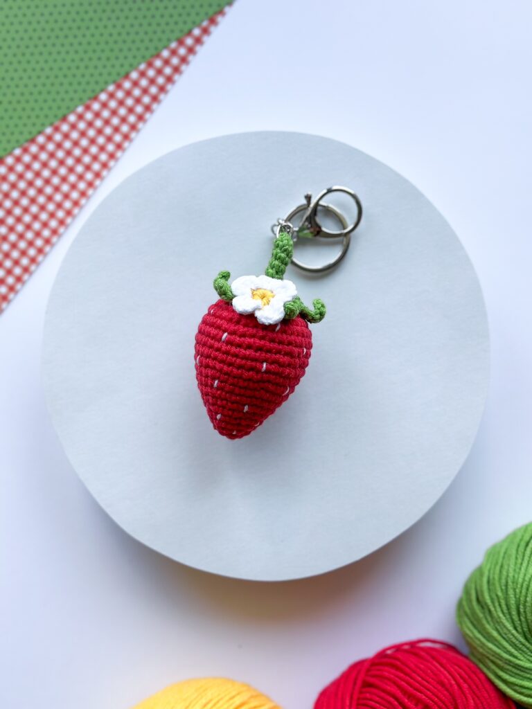 brelok w kształcie truskawki