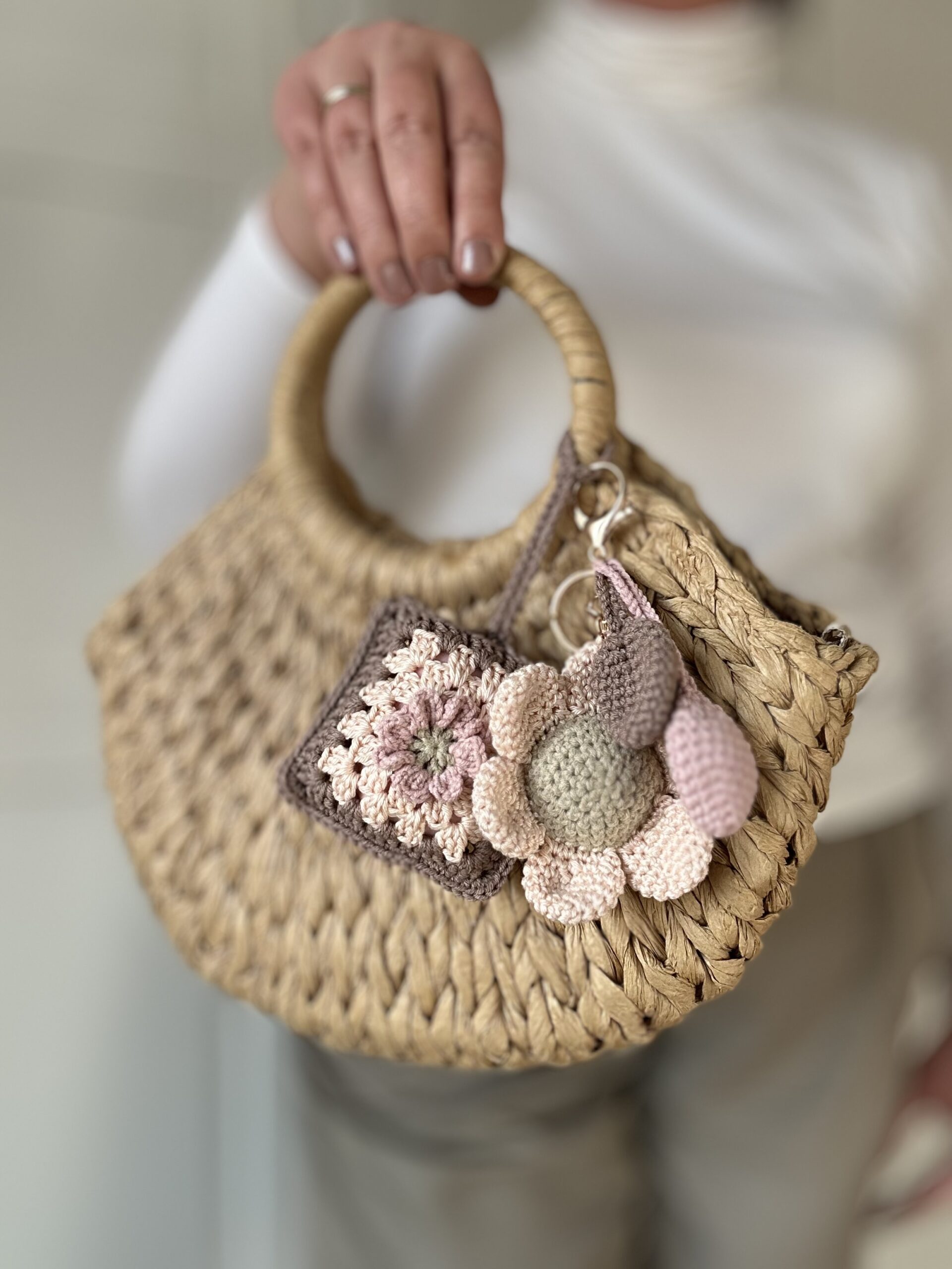 zawieszki do torebki, kieszonka na klucze, słuchawki oraz brelok w kształcie kwiatka