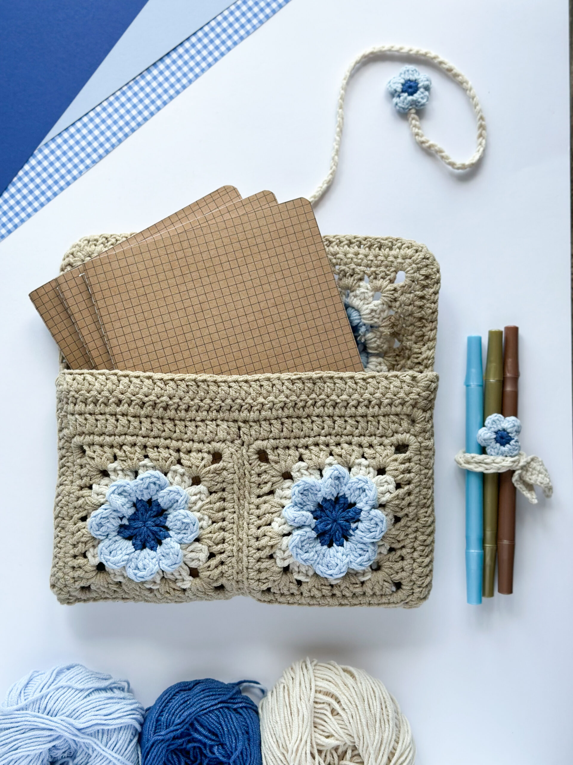 etui na notatnik i przypory do pisania w odcieniach niebieskiego i beżu