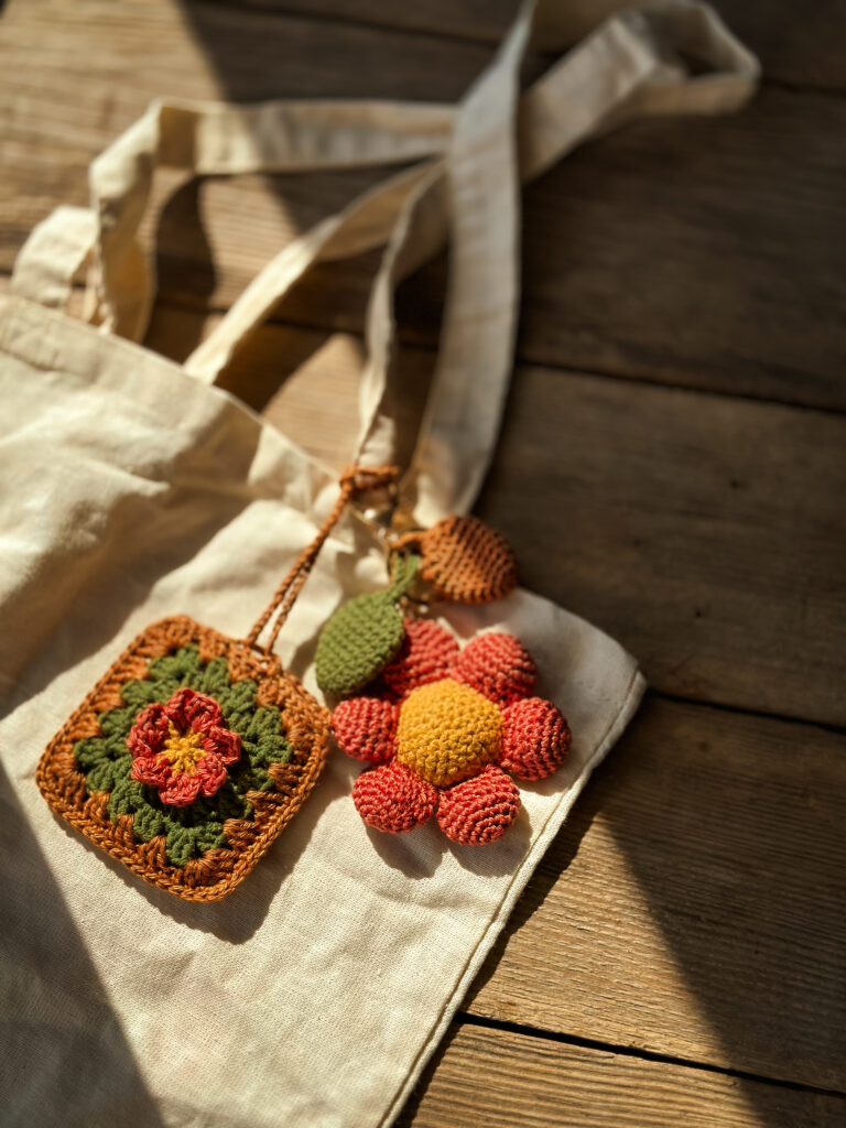 brelok w kształcie kwiatka w jesiennych kolorach i kieszonka na klucze lub słuchawki
