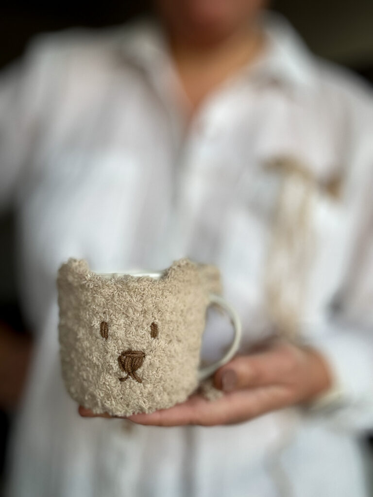 ceramiczny kubek na kawę w szydełkowym sweterku z misiem