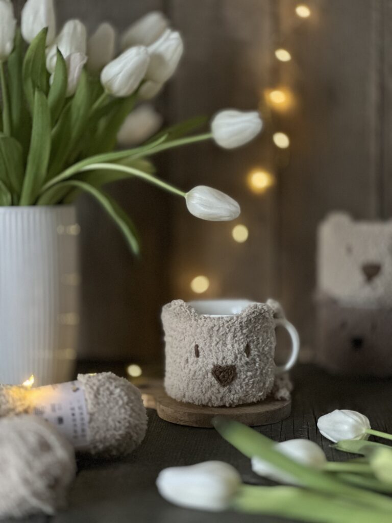 kubek na kawę w szydełkowym ocieplaczu z misiem.