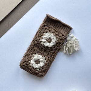 dziergane etui na telefon lub okulary, odcienie brązu i beżu, zapięcie magnetyczne