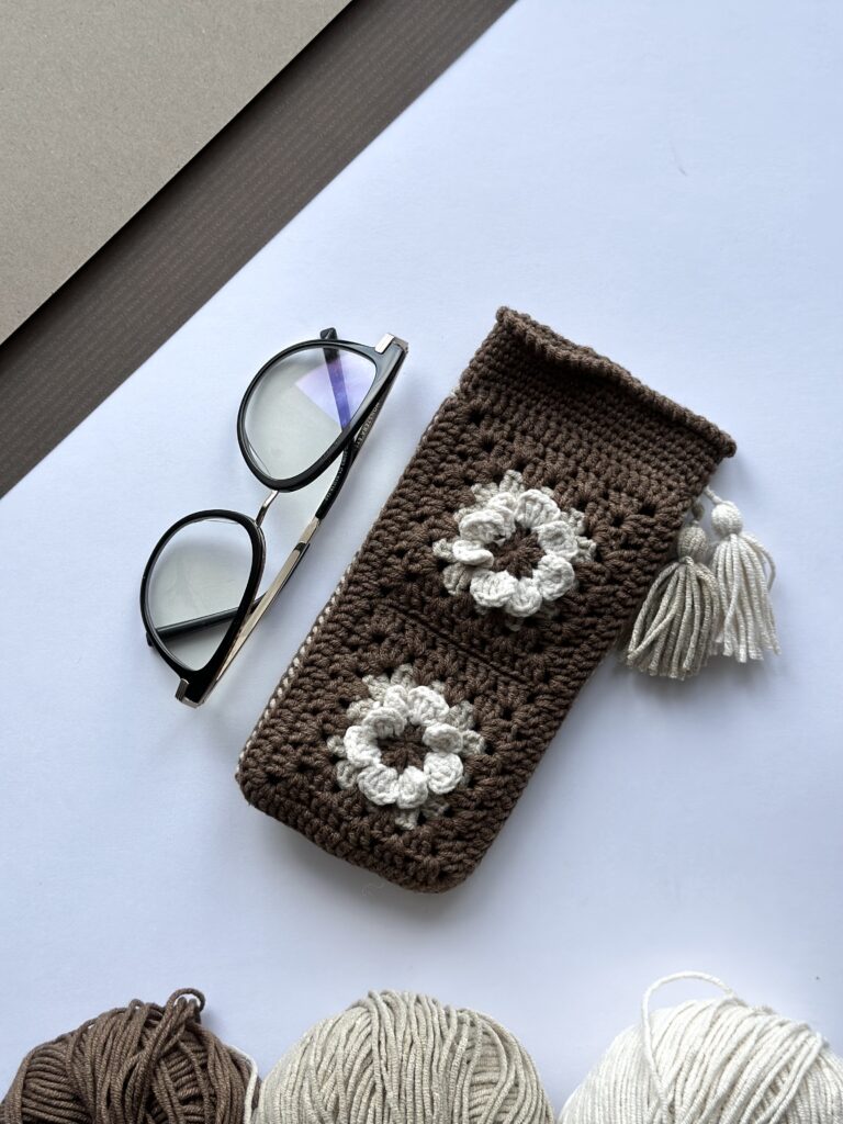 etui na okulary wykonane na szydełku, odcienie brązu i beżu,
