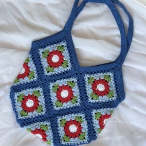 Dziergana torebka damska w kolorach wiosny - niebieski, zielony, czerwony i biały. Torba ma wszytą bawełnianą podszewkę z kieszonką. torebka jest lekka, idealna na spacery czy zakupy.