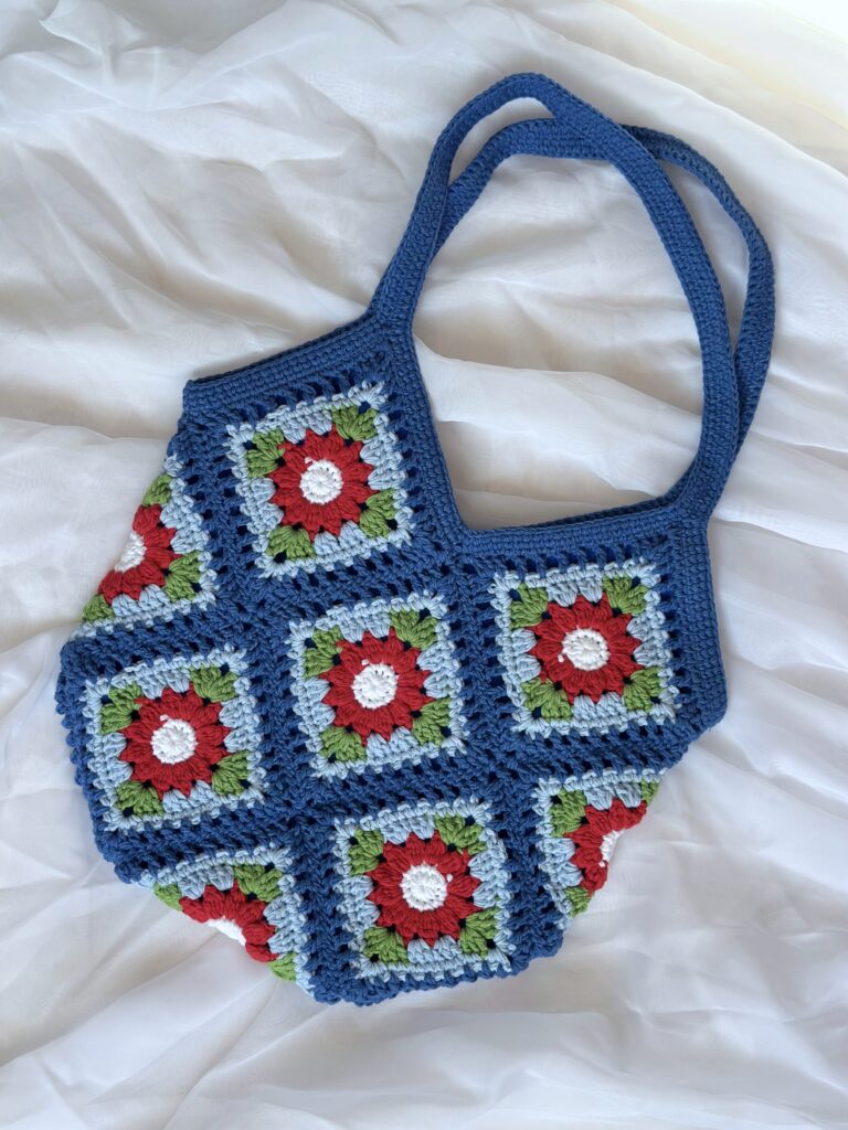 Dziergana torebka damska w kolorach wiosny - niebieski, zielony, czerwony i biały. Torba ma wszytą bawełnianą podszewkę z kieszonką. torebka jest lekka, idealna na spacery czy zakupy.