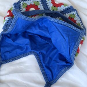 Dziergana torebka damska w kolorach wiosny - niebieski, zielony, czerwony i biały. Torba ma wszytą bawełnianą podszewkę z kieszonką. torebka jest lekka, idealna na spacery czy zakupy.