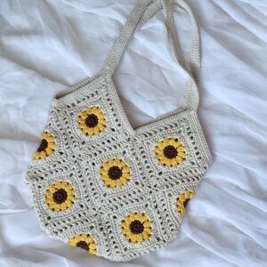Robiona w Polsce torebka w słoneczniki. posiada bawełnianą podszewkę i kieszonkę. lekka torebka na spacer, idealna na wakacje