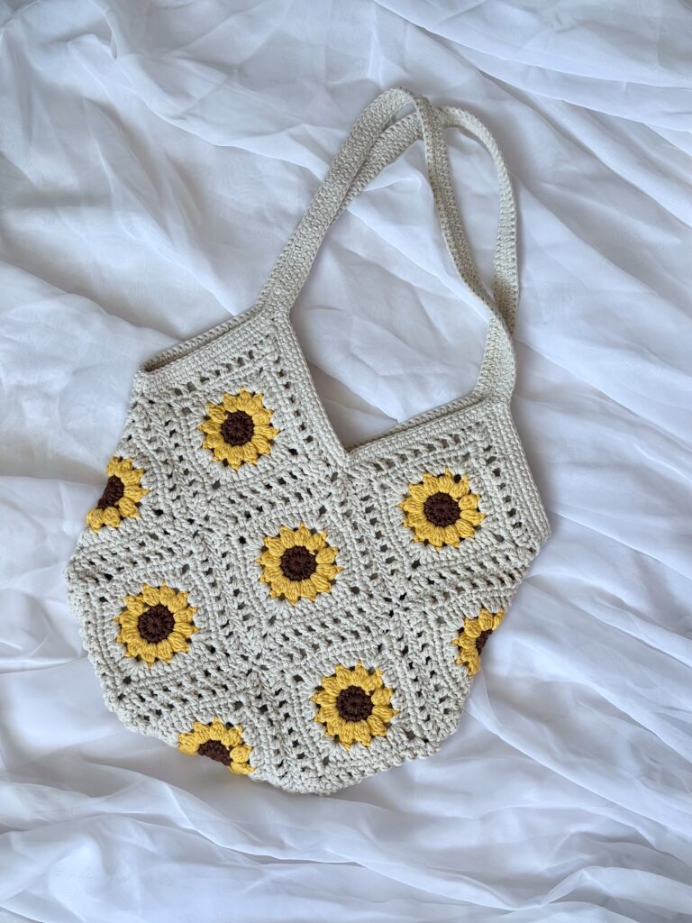 Robiona w Polsce torebka w słoneczniki. posiada bawełnianą podszewkę i kieszonkę. lekka torebka na spacer, idealna na wakacje