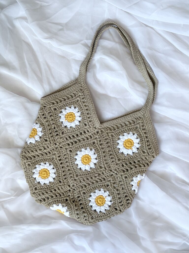 Szydełkowa torebka na ramię w stokrotki. lekka idealna na zakupy czy spacer. posiada bawełnianą podszewkę oraz kieszonkę.