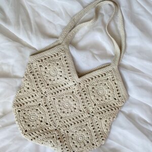szydełkowa torebka na ramię w stylu boho w beżowym kolorze. ma bawełnianą podszewkę i kieszonkę. polskie rękodzieło