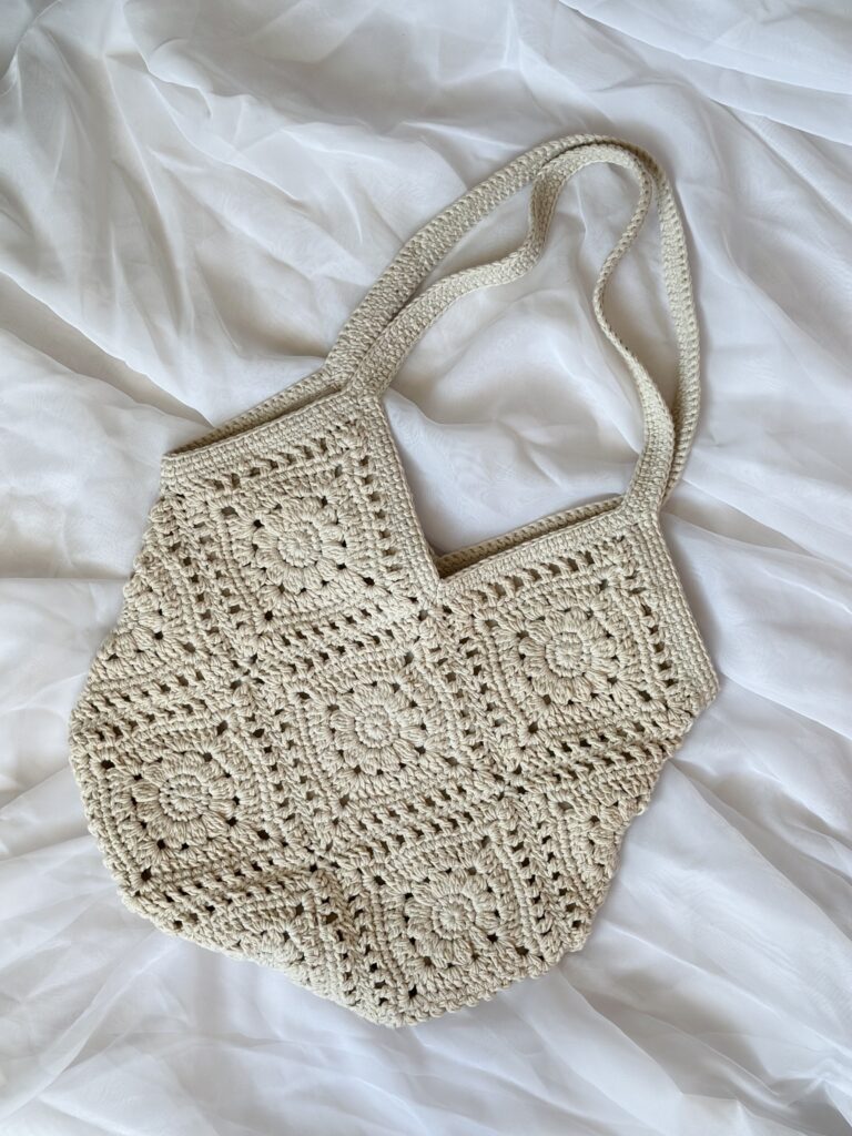 szydełkowa torebka na ramię w stylu boho w beżowym kolorze. ma bawełnianą podszewkę i kieszonkę. polskie rękodzieło