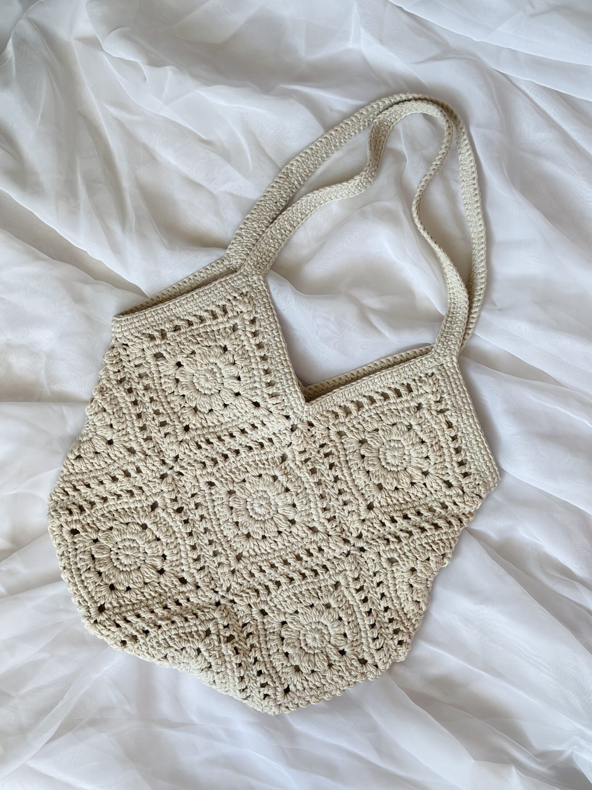 szydełkowa torebka na ramię w stylu boho w beżowym kolorze. ma bawełnianą podszewkę i kieszonkę. polskie rękodzieło