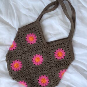 szydełkowa torebka na ramię z bawełnianą podszewką i kieszonką wewnątrz.