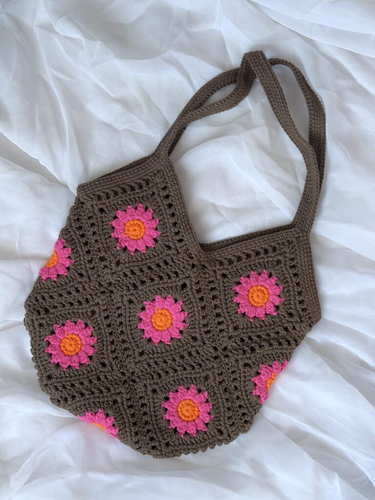 szydełkowa torebka na ramię z bawełnianą podszewką i kieszonką wewnątrz.