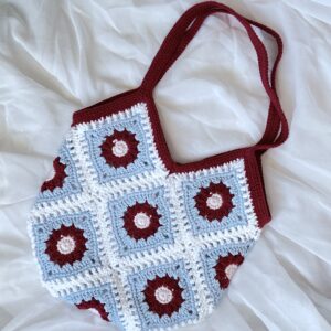 szydełkowa torebka na ramię w kolorze bordowym, z bawełnianą podszewką i kieszonką. polskie rękodzieło