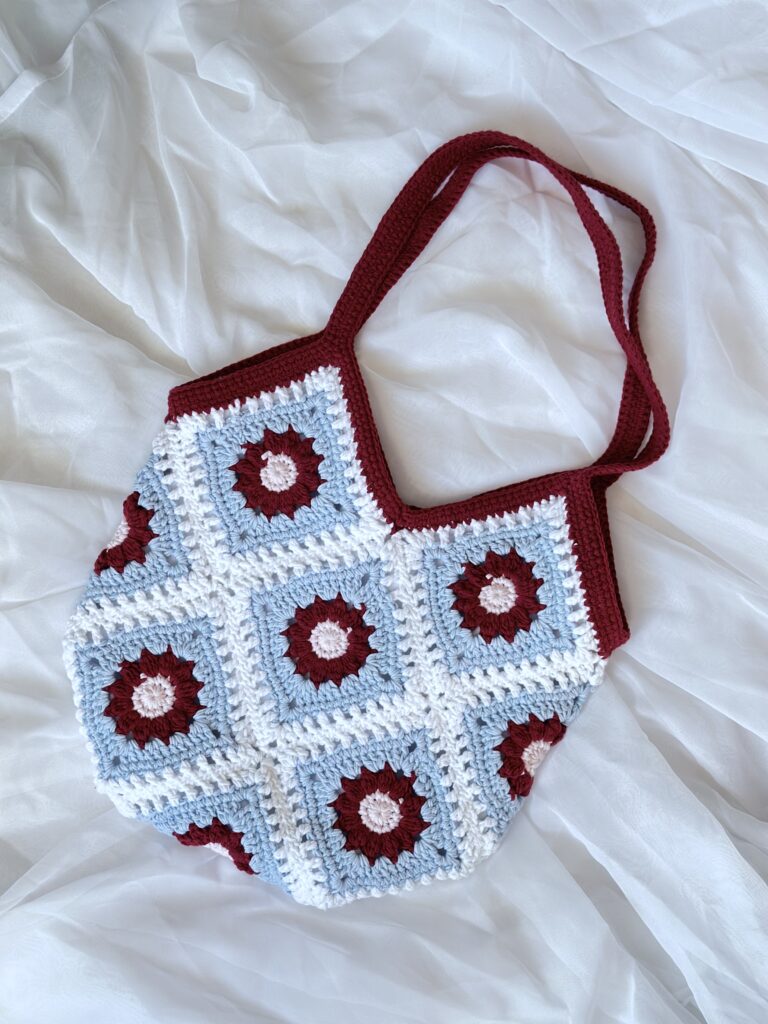 szydełkowa torebka na ramię w kolorze bordowym, z bawełnianą podszewką i kieszonką. polskie rękodzieło