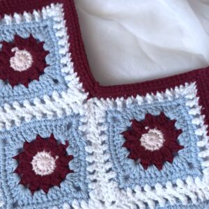 szydełkowa torebka na ramię w kolorze bordowym, z bawełnianą podszewką i kieszonką. polskie rękodzieło