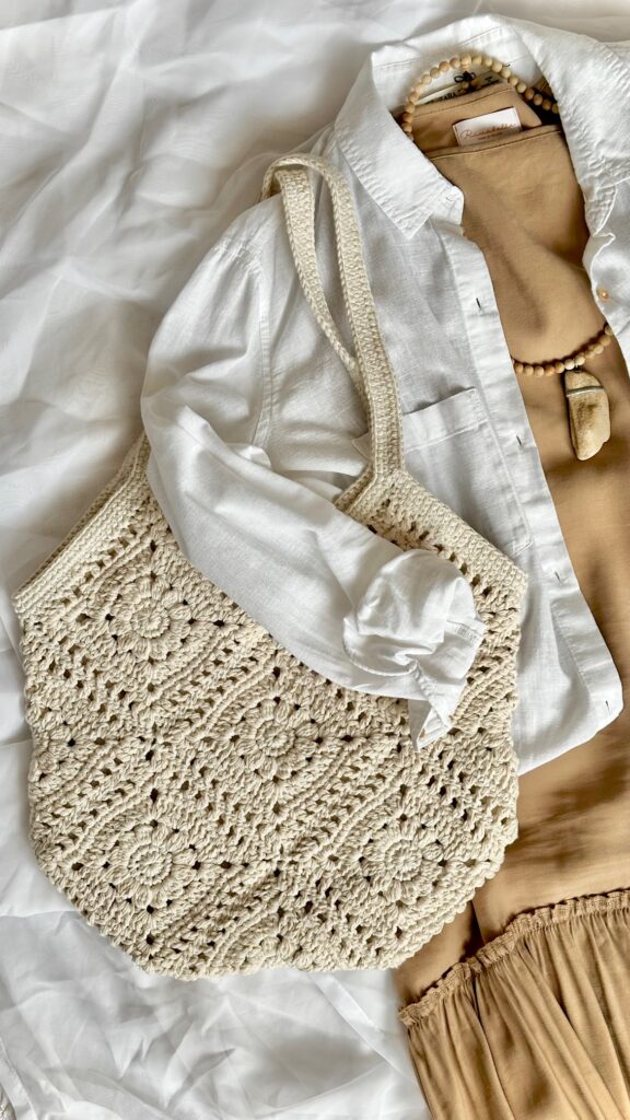 szydełkowa torebka na ramię z podszewką, w jednolitym jasnym beżowym kolorze,