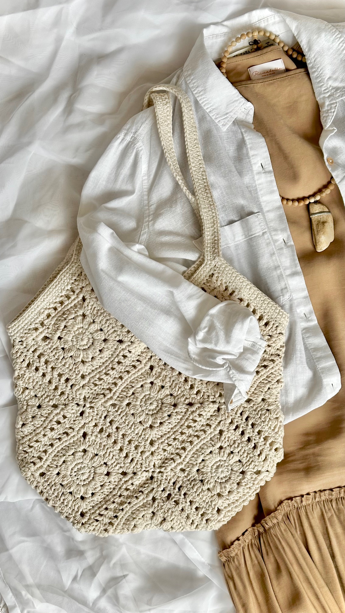 szydełkowa torebka na ramię z podszewką, w jednolitym jasnym beżowym kolorze,