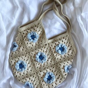 Szydełkowa torebka na ramię w odcieniach niebieskiego i beżu. posiada bawełnianą podszewkę z kieszonką.