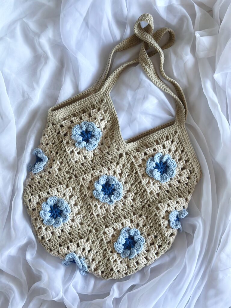 Szydełkowa torebka na ramię w odcieniach niebieskiego i beżu. posiada bawełnianą podszewkę z kieszonką.