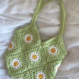 lekka i pojemna torba na ramię w kolorze pistacjowym. wykonana ręcznie w Polsce.