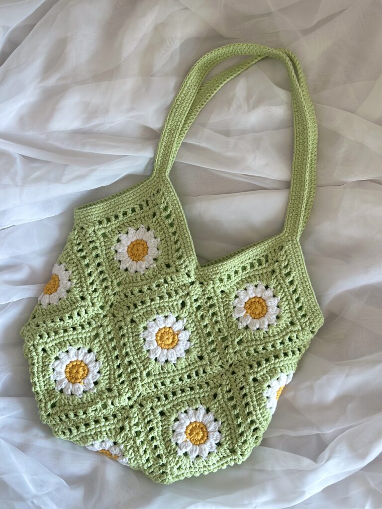 lekka i pojemna torba na ramię w kolorze pistacjowym. wykonana ręcznie w Polsce.