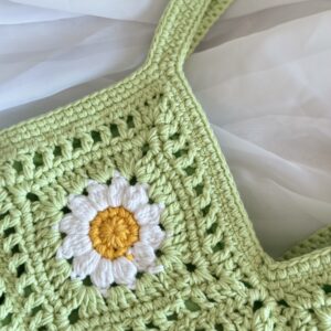 dziergana torebka na ramię w kolorze pistacjowym w stokrotki. bawełniana podszewka z kieszonką