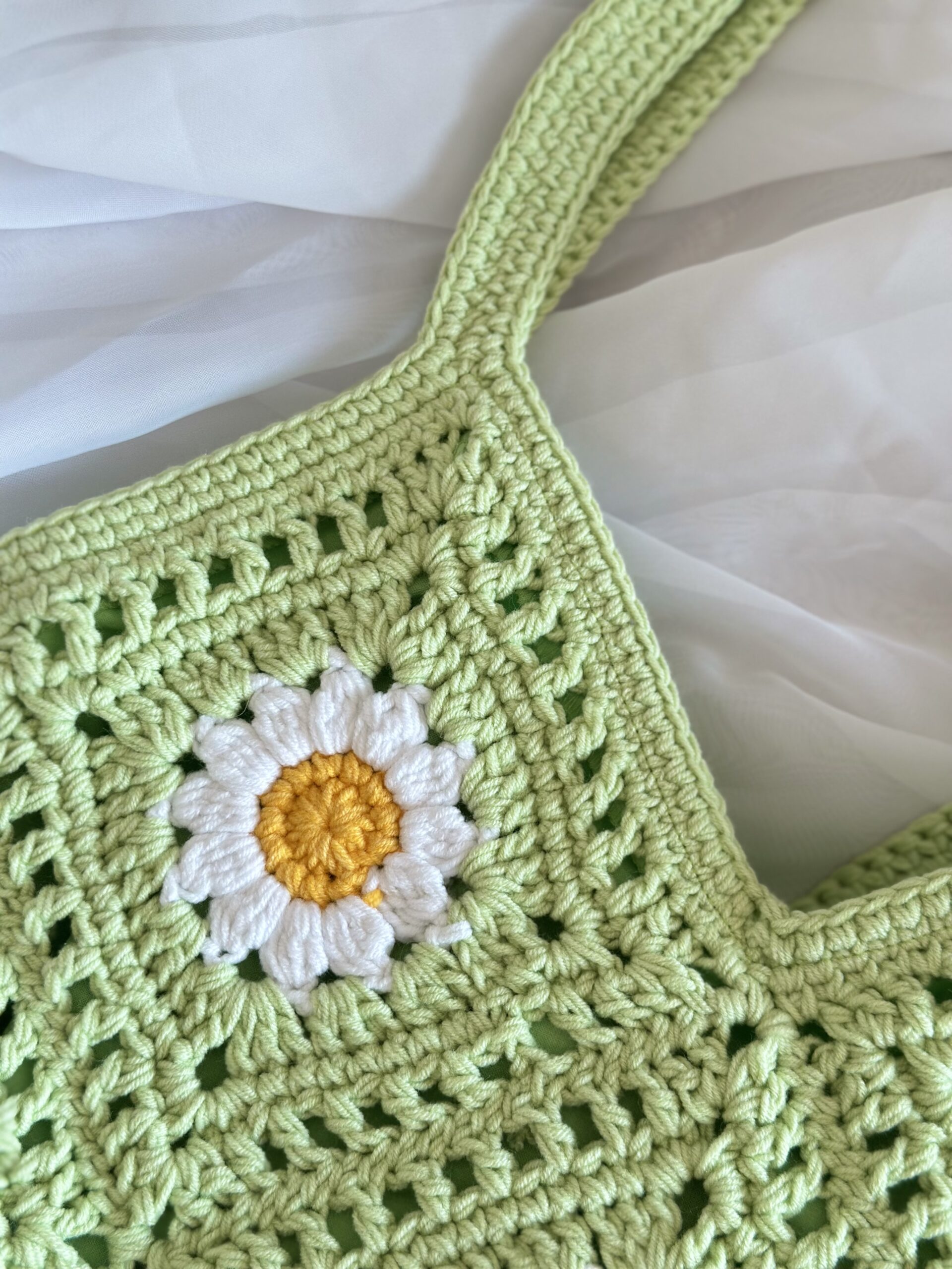 dziergana torebka na ramię w kolorze pistacjowym w stokrotki. bawełniana podszewka z kieszonką