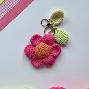 dziergany brelok w kształcie kwiatka. z karabińczykiem i kółkiem,