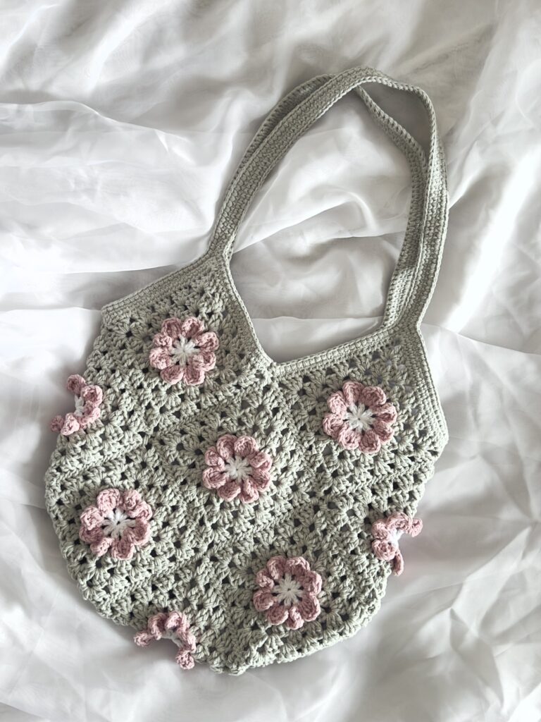 torebka na ramię w odcieniach szarości i różu. ma bawełniana podszewkę z kieszonka