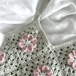 dziergana torebka na ramię. szare tło i różowe kwiaty 3d, bawełniana podszewka z kieszonką, polskie rękodzieło,