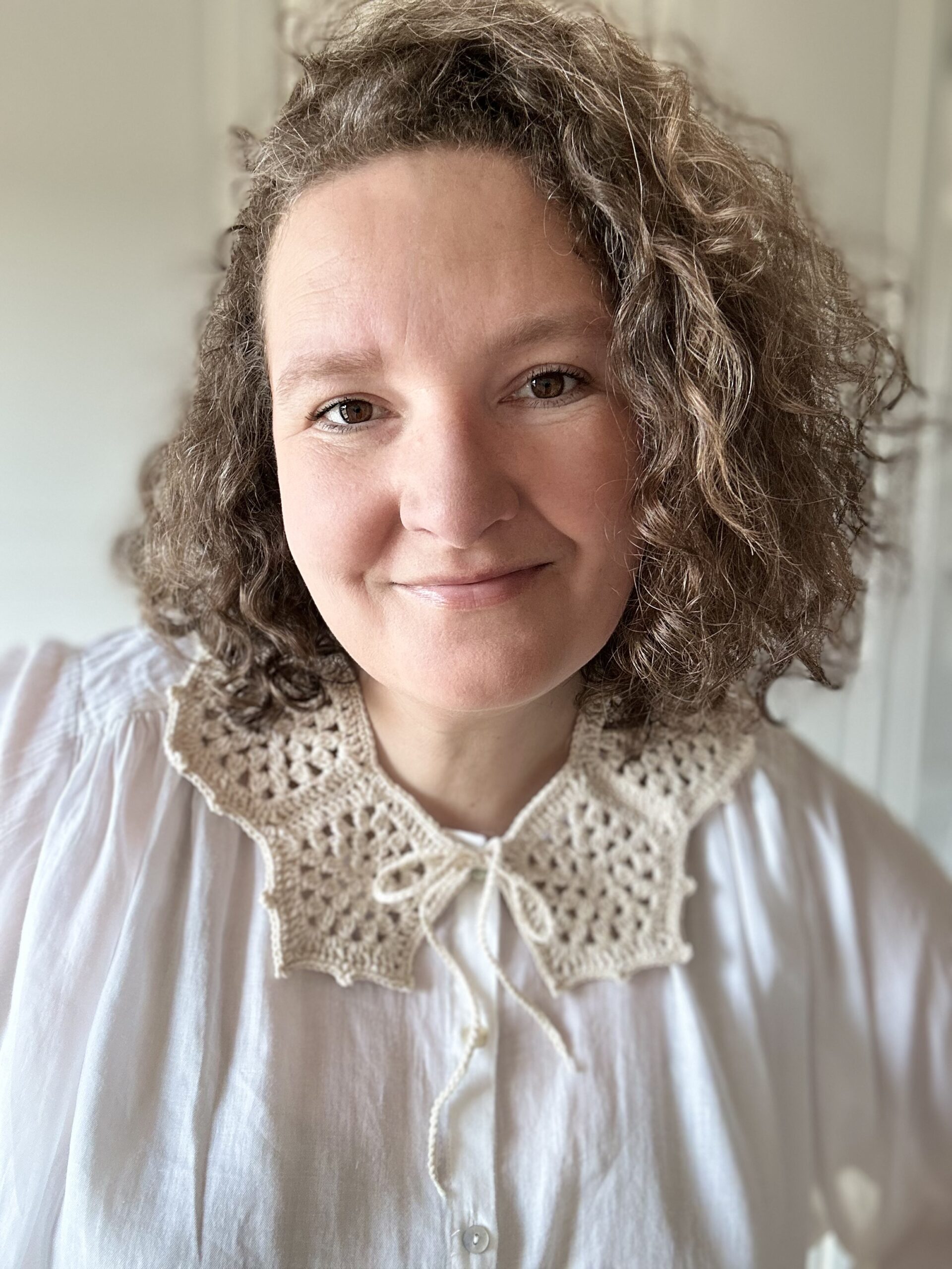 Kołnierzyk w stylu cottagecore, ręcznie wykonany w Polsce, wiązany z przodu na troczki