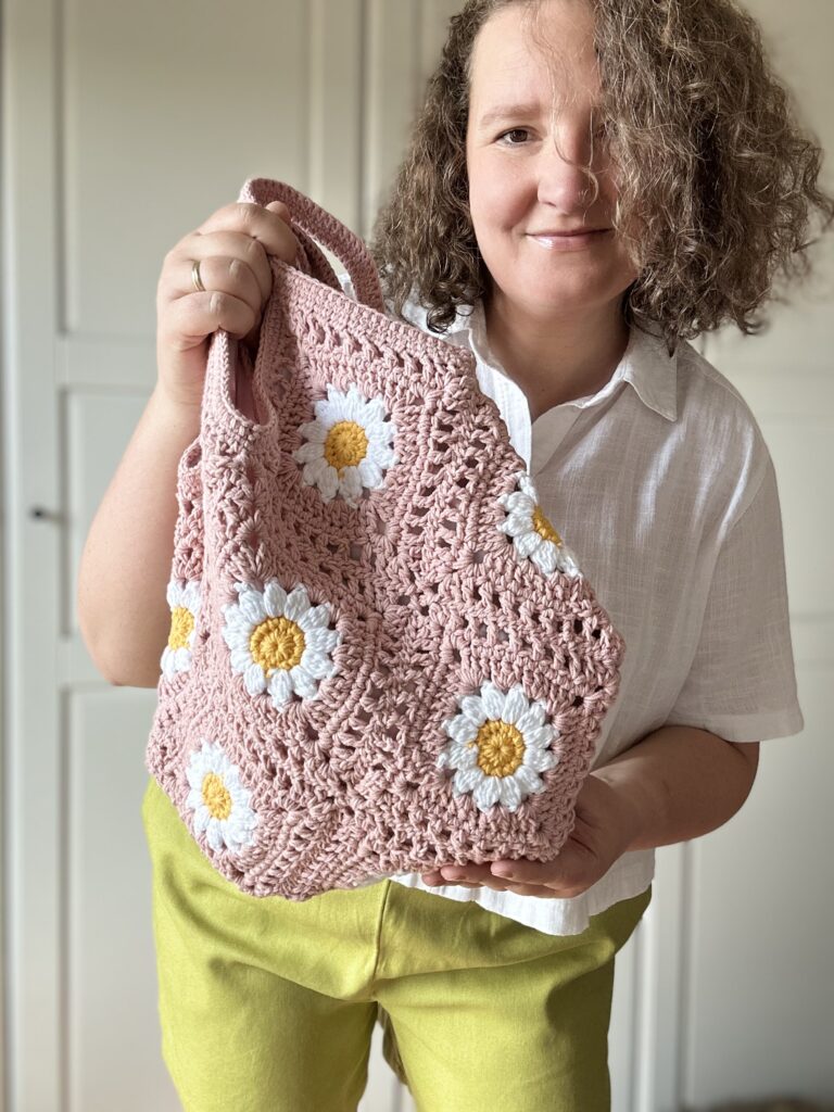 Dziergana torebka na ramię. pudrowy róż w stokrotki. bawełniana podszewka z kieszonką. można prać w pralce.