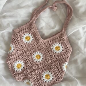 ręcznie robiona w Polsce torebka w kolorze brudnego różu w stokrotki. Torebka ma wszytą przez profesjonalna krawcową podszewkę z kieszonką. jest bardzo pojemna i lekka. można prać w pralce.