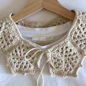 Ażurowy kołnierzyk w kolorze ecru wiązany na troczki