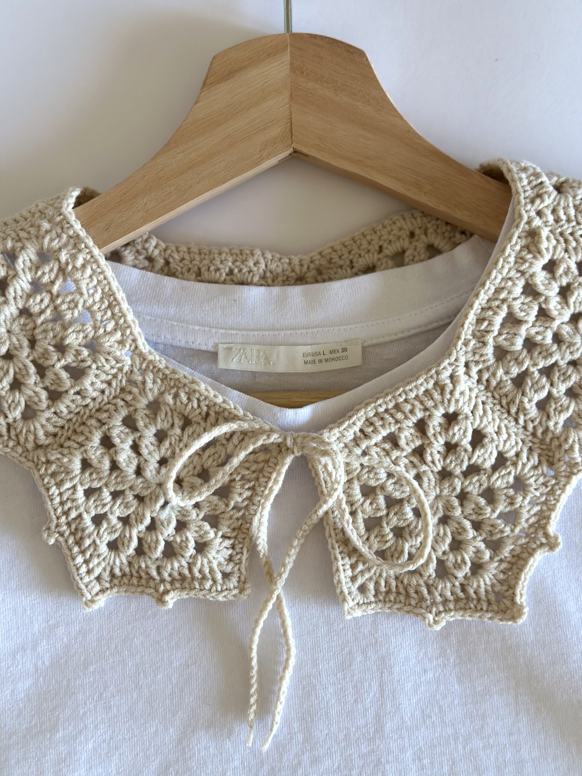 Ażurowy kołnierzyk w kolorze ecru wiązany na troczki