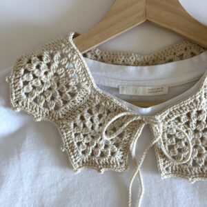 Beżowy kołnierzyk beżowy kołnierzyk zrobiony na szydełku. wiązany z przodu na troczki,