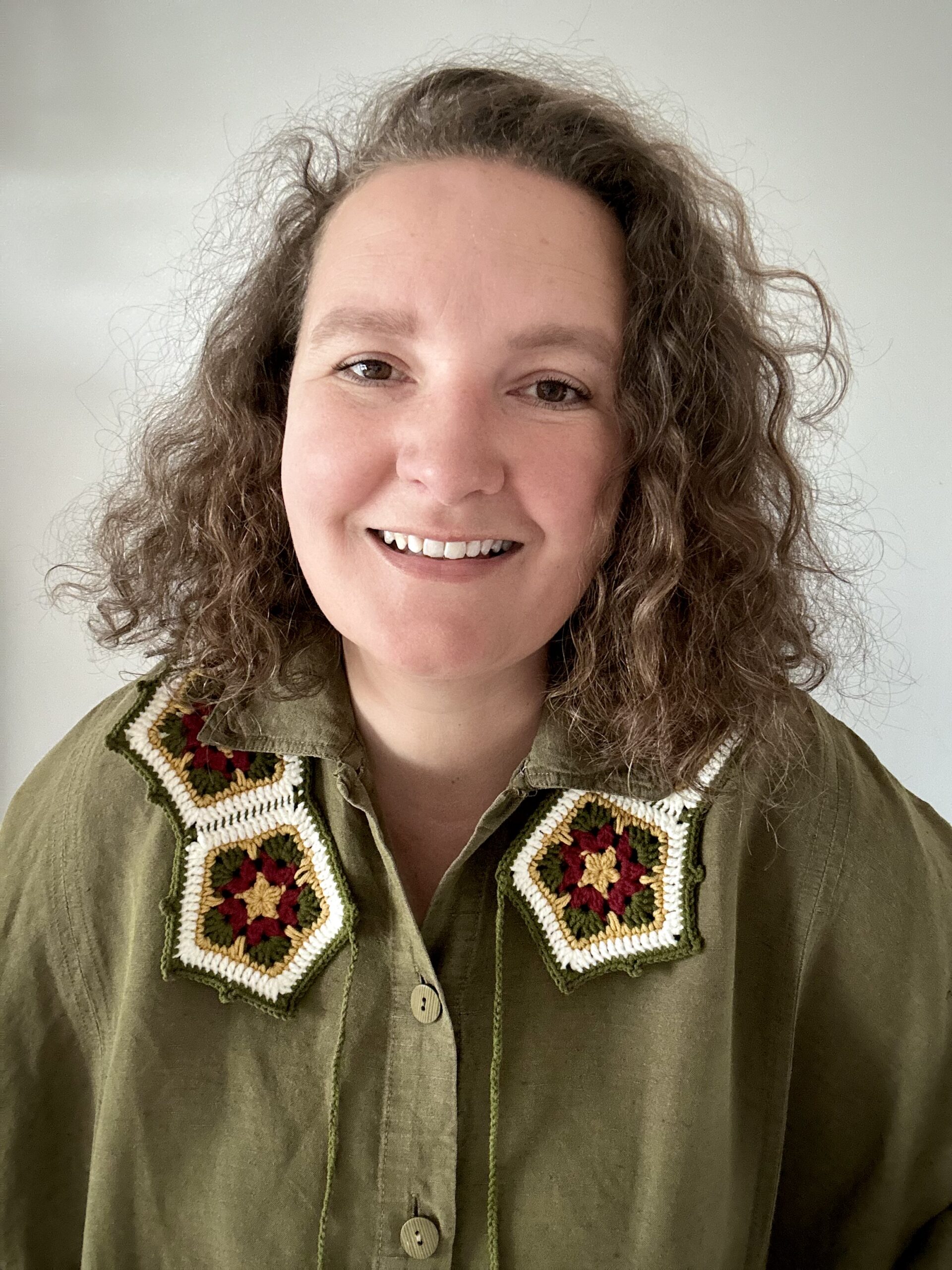 ręcznie robiony na szydełku kołnierzyk wiązany na troczki. kolory jesienne - bordo, oliwkowa zieleń i musztardowy przełamane dodatkiem ecru. Kołnierzyk może kojarzyć się ze stylem Etno, stanowi ciekawą dekorację.