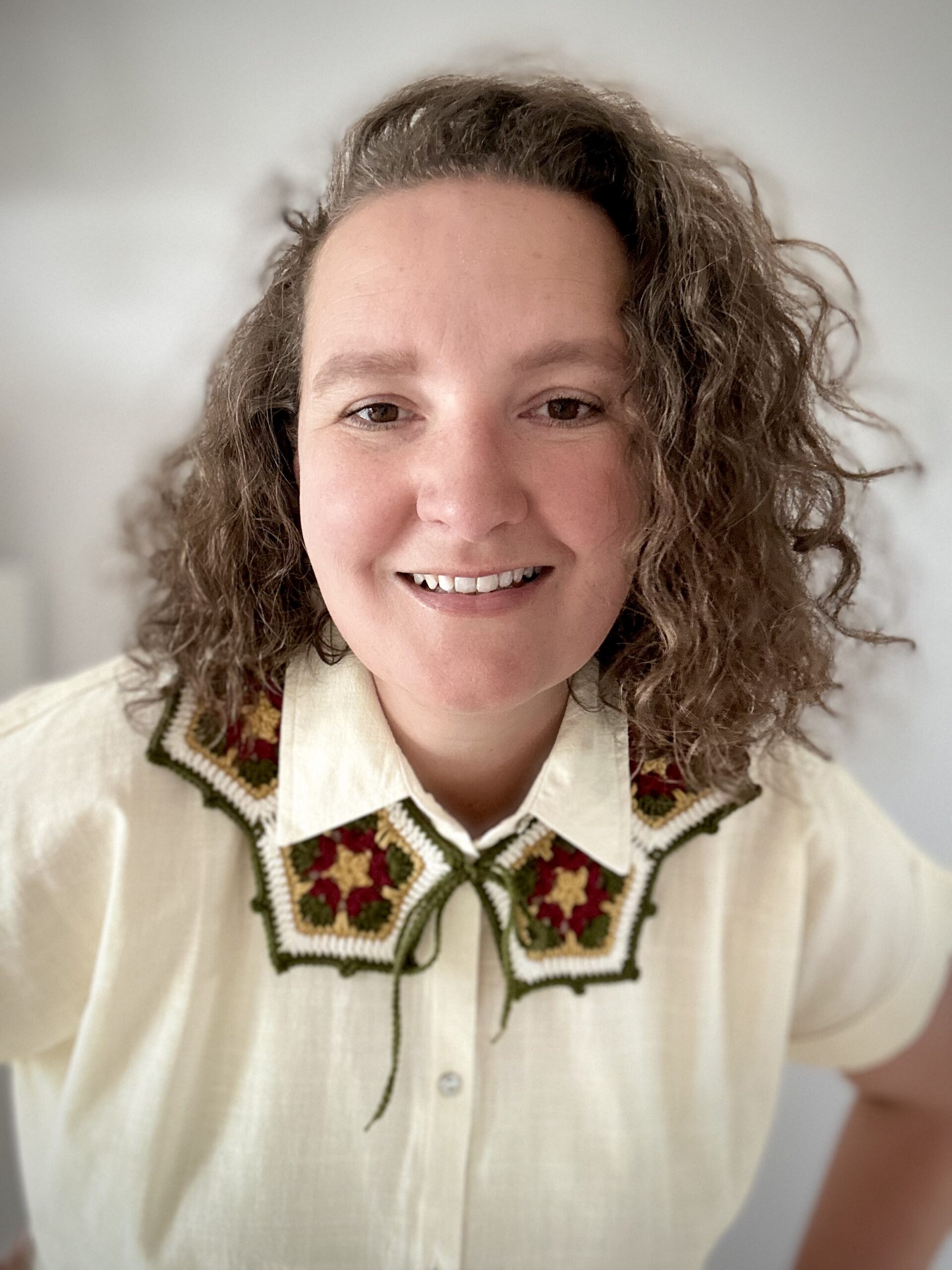 ręcznie robiony na szydełku kołnierzyk wiązany na troczki. kolory jesienne - bordo, oliwkowa zieleń i musztardowy przełamane dodatkiem ecru. Kołnierzyk może kojarzyć się ze stylem Etno, stanowi ciekawą dekorację.