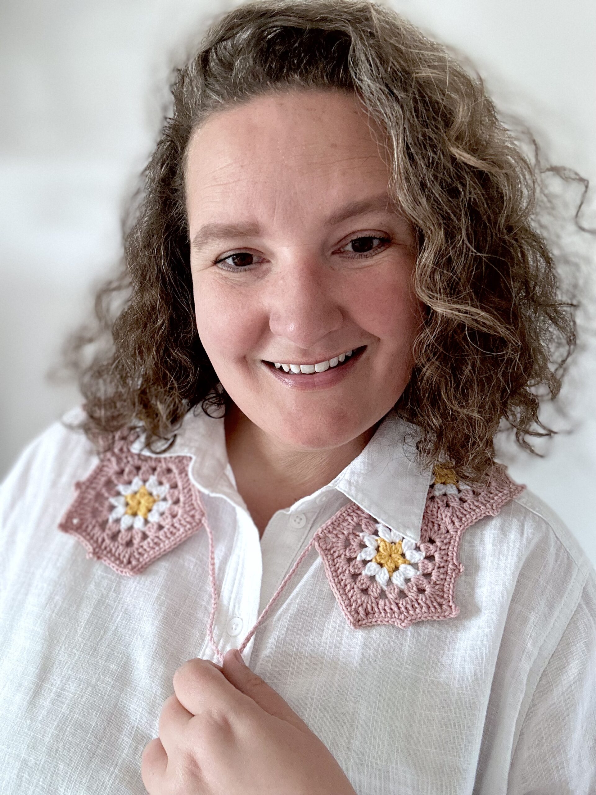 dekoracyjny dziergany kołnierzyk w kolorze pudrowego różu.