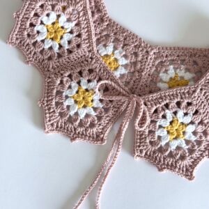 Ażurowy kołnierzyk „Pudrowa Stokrotka” ażurowy kołnierzyk wykonany na szydełku. wiązany na troczki. kolor to pudrowy róż ze stokrotką pośrodku.