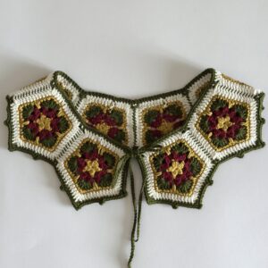 ręcznie robiony szydełkowy kołnierzyk wiązany na troczki. kolory ziemi - oliwkowy, musztardowy, bordo i ecru. polskie rękodzieło, precyzyjne wykonanie.