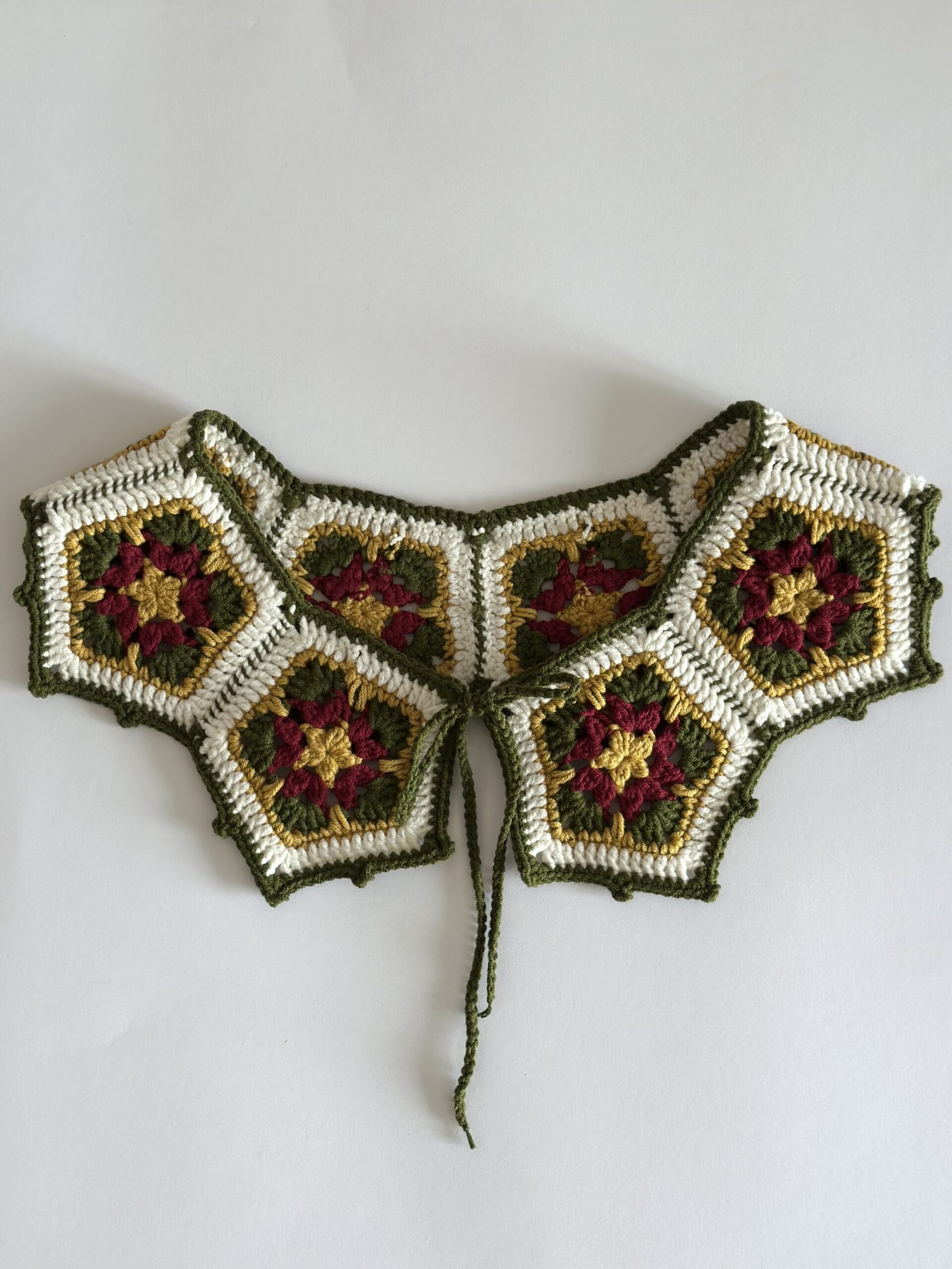 ręcznie robiony szydełkowy kołnierzyk wiązany na troczki. kolory ziemi - oliwkowy, musztardowy, bordo i ecru. polskie rękodzieło, precyzyjne wykonanie.
