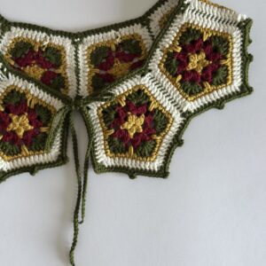 Kołnierzyk w stylu Etnicznym ręcznie robiony na szydełku kołnierzyk wiązany na troczki. kolory jesienne - bordo, oliwkowa zieleń i musztardowy przełamane dodatkiem ecru. Kołnierzyk może kojarzyć się ze stylem Etno, stanowi ciekawą dekorację.