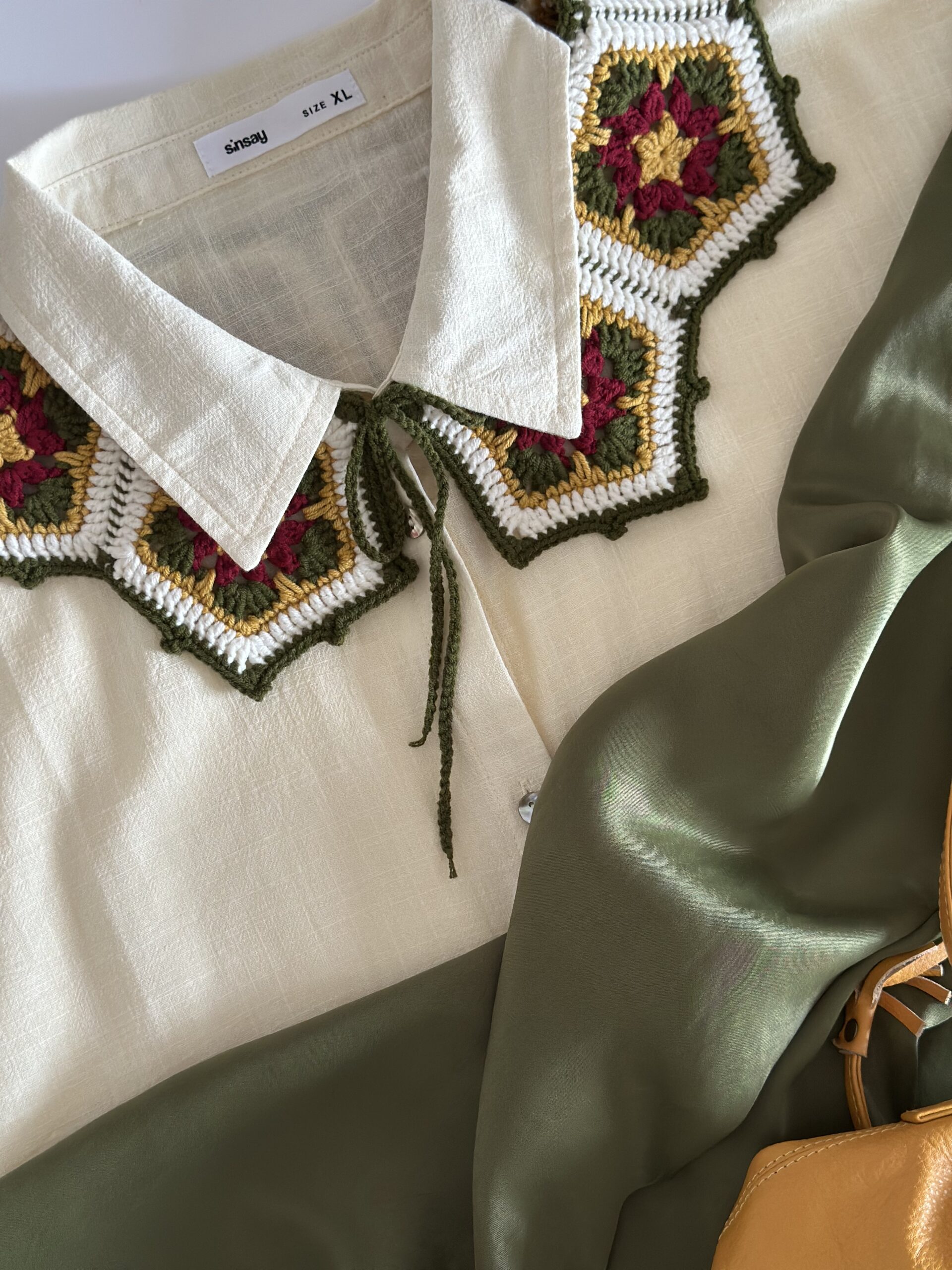 ręcznie robiony szydełkowy kołnierzyk wiązany na troczki. kolory ziemi - oliwkowy, musztardowy, bordo i ecru. polskie rękodzieło, precyzyjne wykonanie.